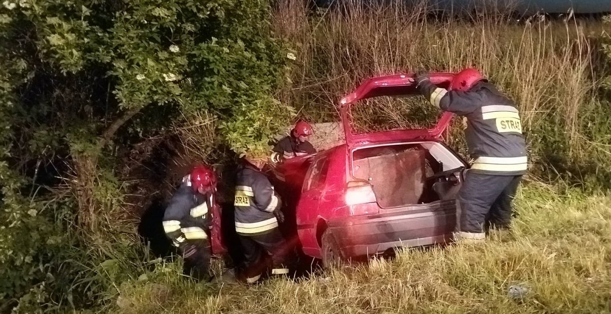 Wypadek w Rubnie. Dachowanie samochodu, dwie osoby ranne [zdjęcia]