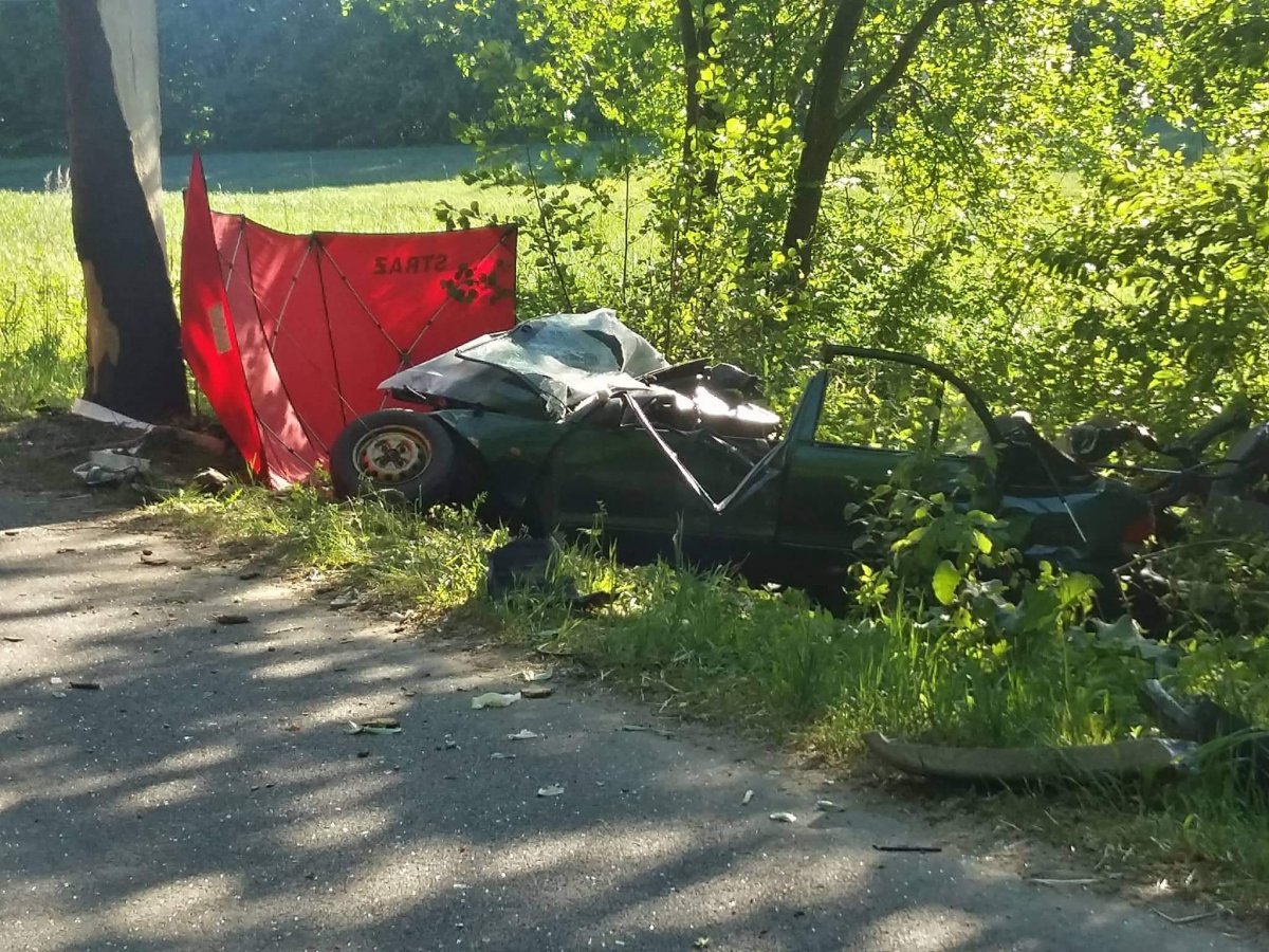 Śmiertelny wypadek w Krasnym Lesie. Kierowca uciekał przed policją [zdjęcia]