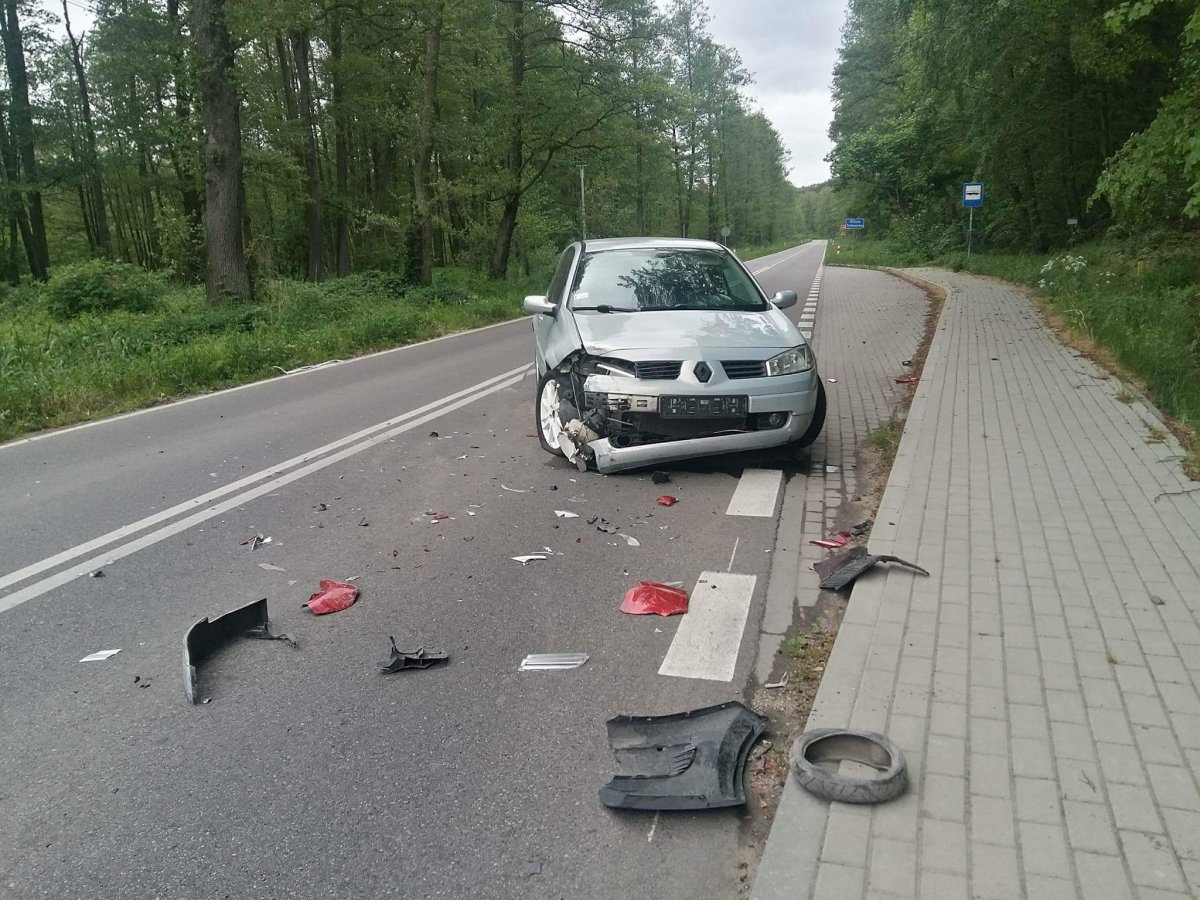 Zderzenie kia i renault na drodze 503. Wyjeżdżała z zatoczki autobusowej