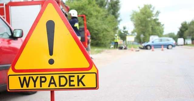 Auto dachowało i uderzyło w drzewo. 11-letnia Antonina uratowała życie siostrze