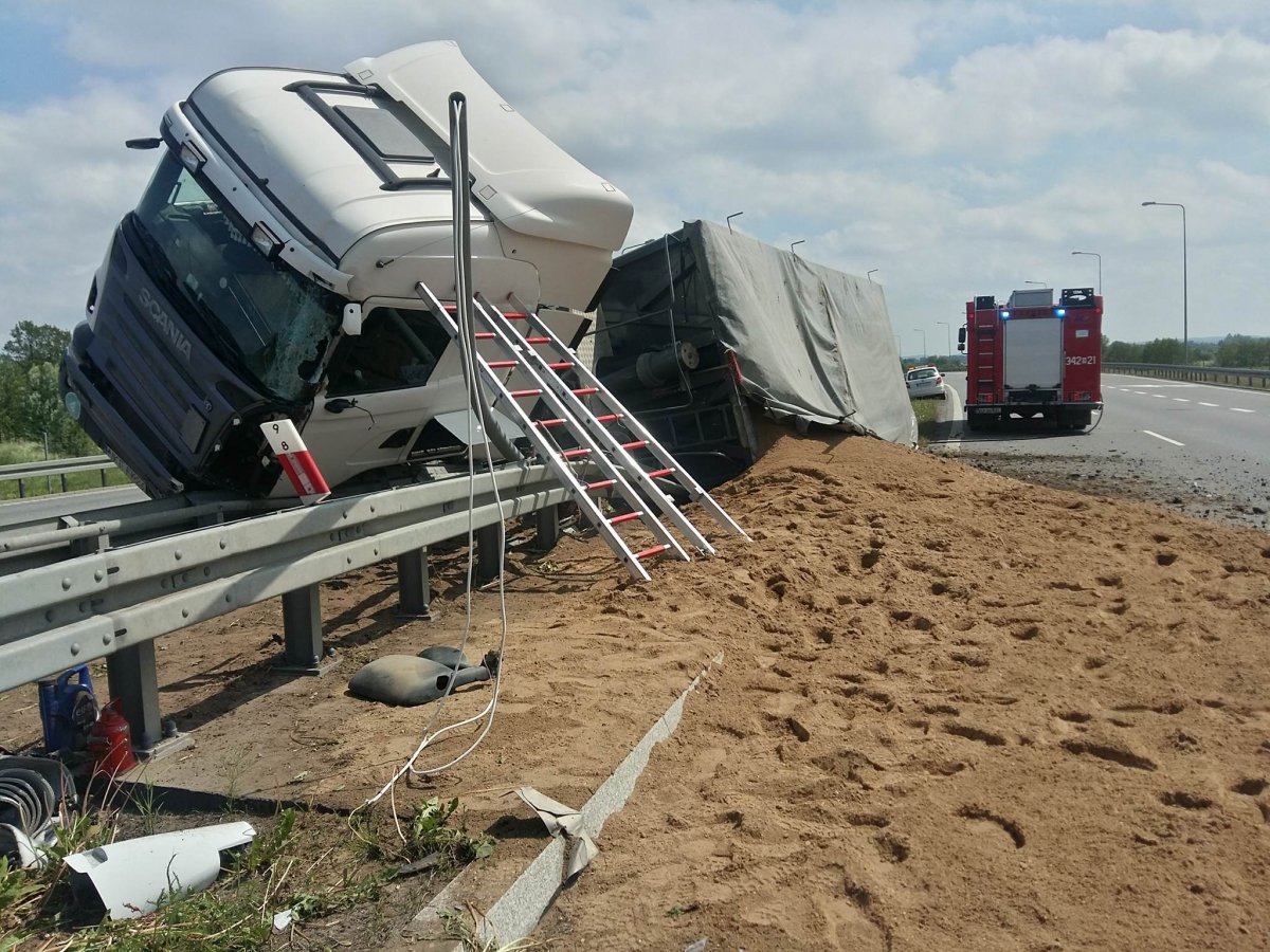 Ciężarówka uderzyła w barierki. Utrudnienia na ekspresowej 