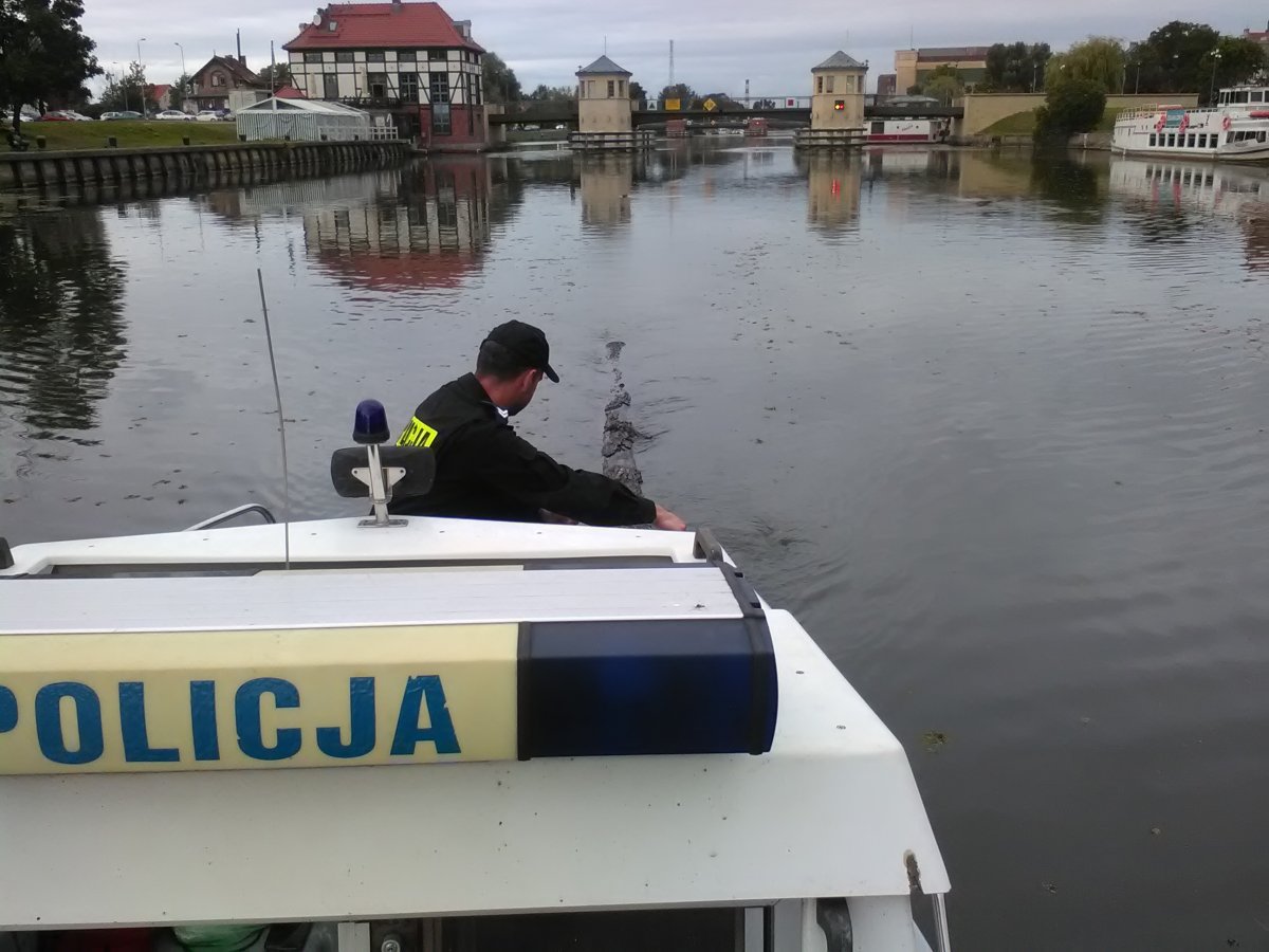 Policyjna łódź pomogła w... gaszeniu pożaru trawy