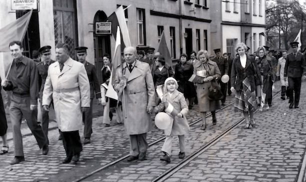 Lody, parówka i szturmówka. Taki dawniej był maj
