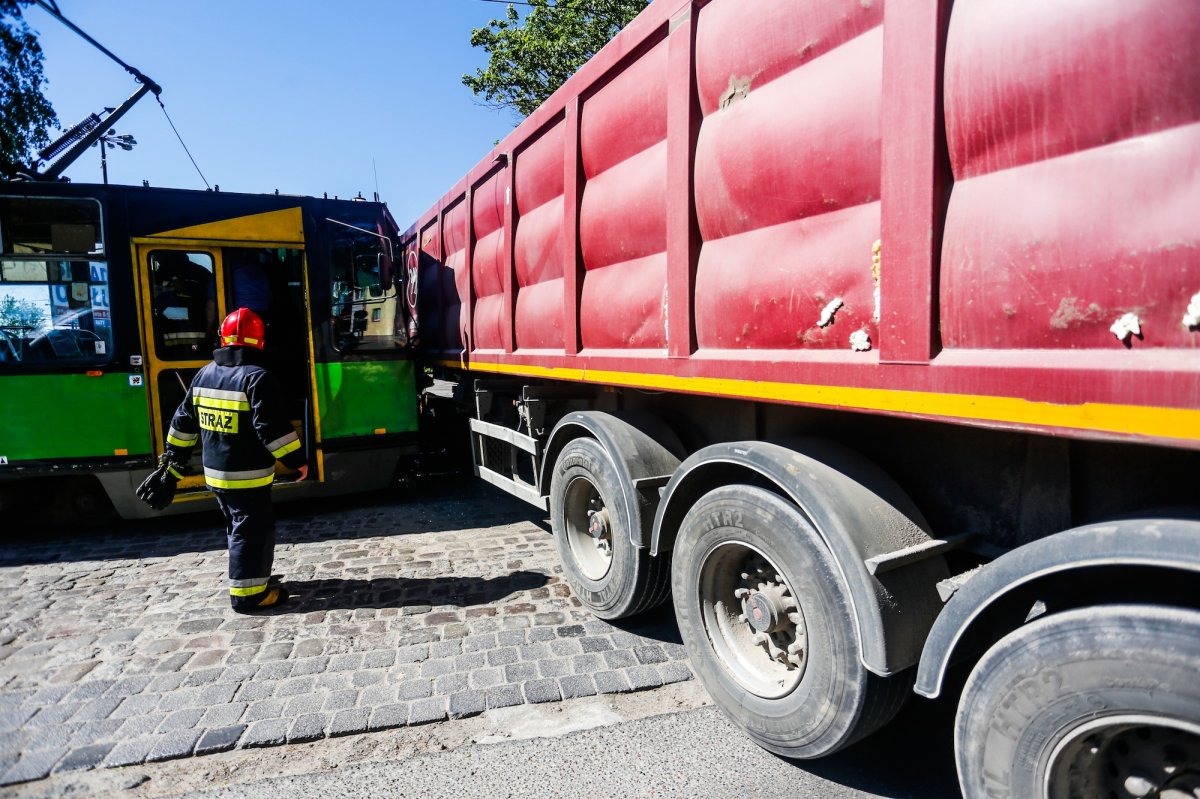 Ciężarówka zderzyła się z tramwajem na Alei Grunwaldzkiej [zdjęcia]