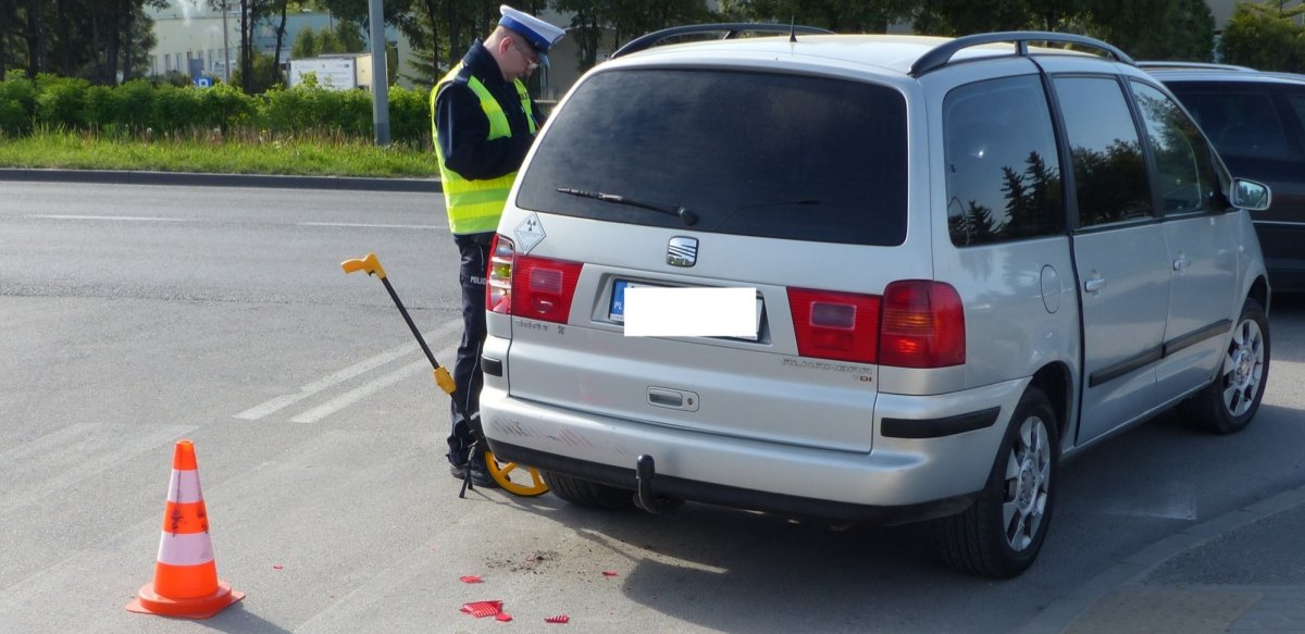 Rowerzysta uderzył w samochód na Królewieckiej. Trafił do szpitala [zdjęcia]