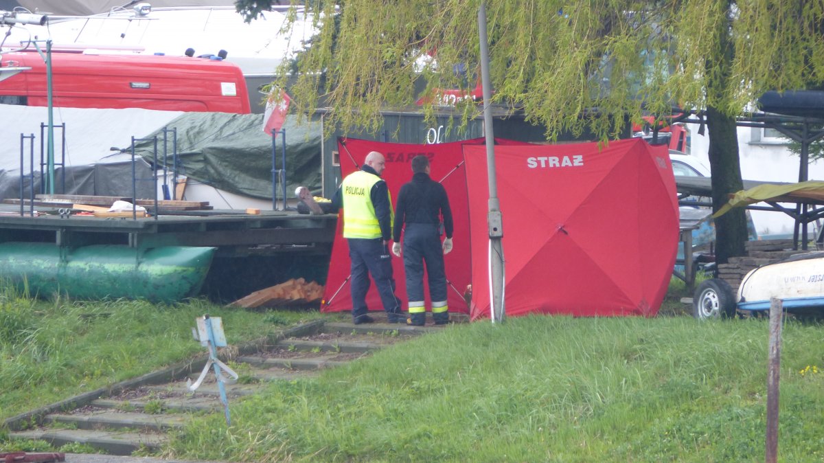 Zwłoki mężczyzny wyłowiono z rzeki Elbląg [zdjęcia]