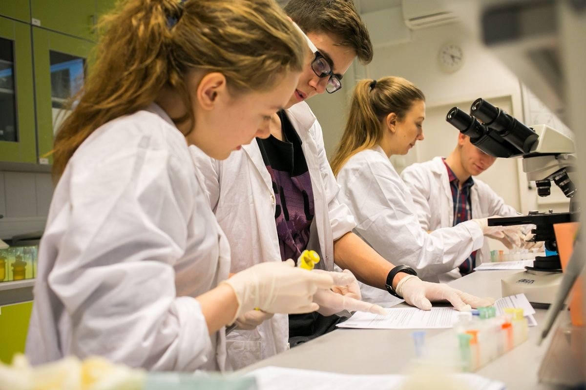 Będą odkrywali tajniki medycyny, fizyki, chemii... Darmowe warsztaty dla 15-19-latków
