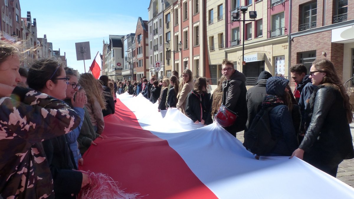 Radośnie i z dumą. Elblążanie przeszli w marszu z flagą