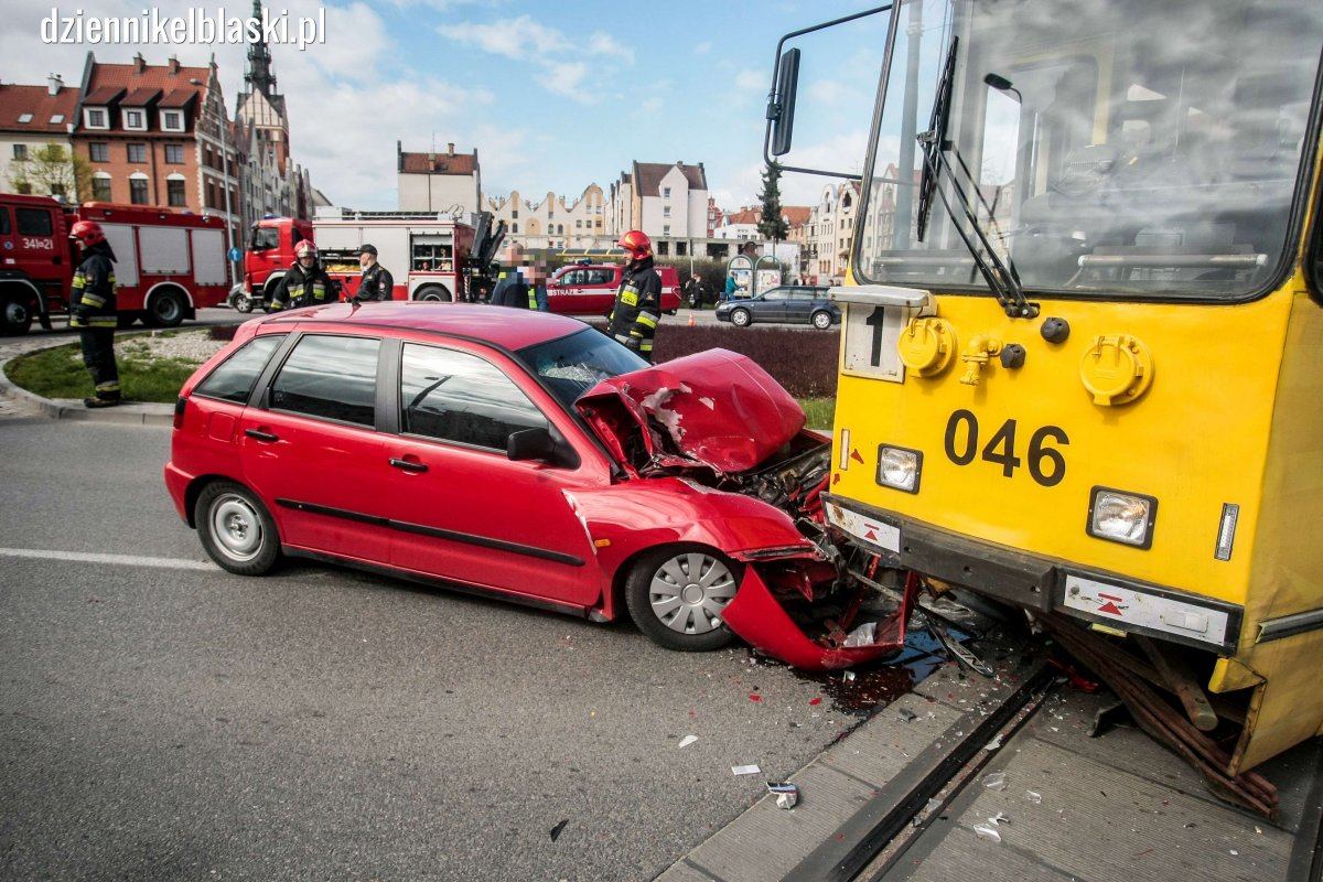 Seat zderzył się z tramwajem na pl. Słowiańskim. Kierowca odwieziony do szpitala [zdjęcia]