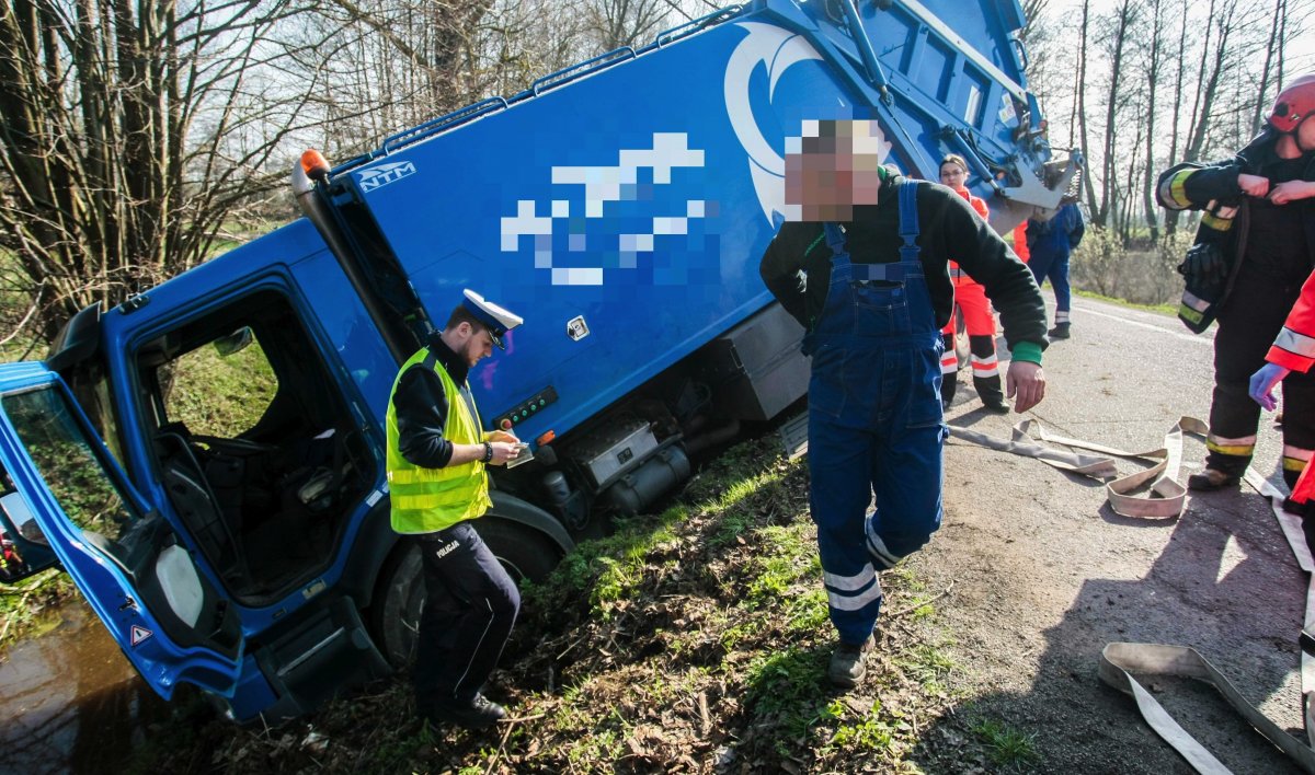 Śmieciarka wpadła do przydrożnego rowu