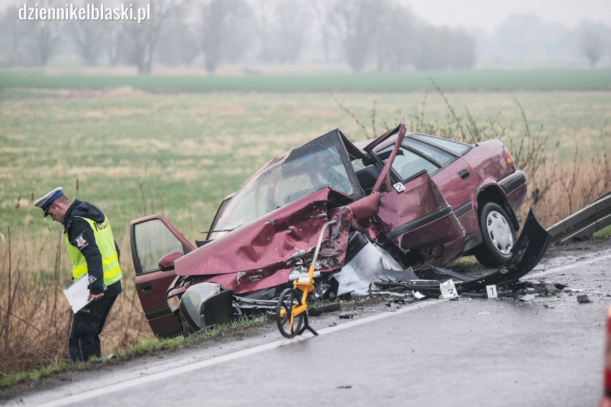 Wypadek przed Jegłownikiem. Zderzenie dwóch osobówek, sześć osób w szpitalu [zdjęcia]