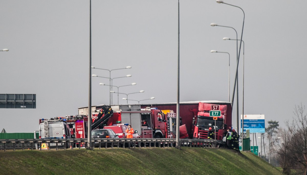 Tir uderzył w barierki. Zablokowana obwodnica Elbląga 