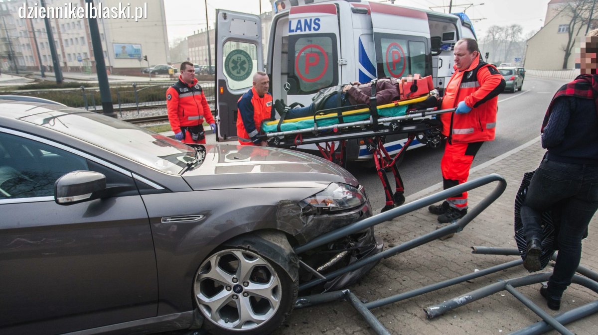 Wypadek na Robotniczej. Zjechała z ulicy i uderzyła w barierkę oraz w pieszą [zdjęcia]
