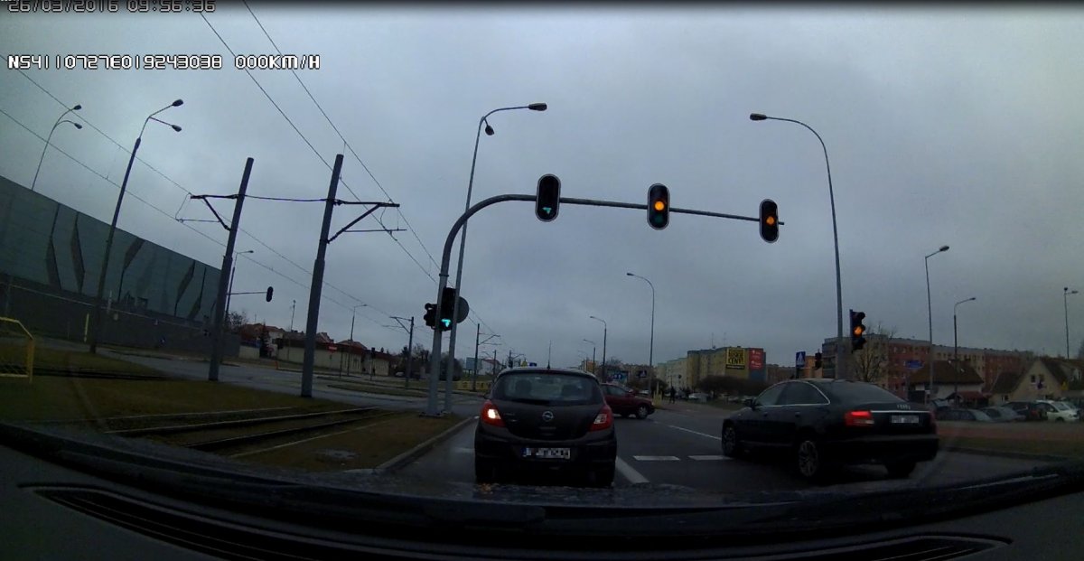 Na liczniku miał prawie 140 km/h. Na skrzyżowaniu uderzył w inny samochód [film]