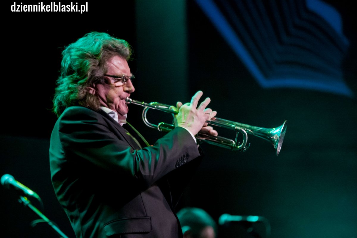 Zbigniew Wodecki i laureaci festiwalu 
