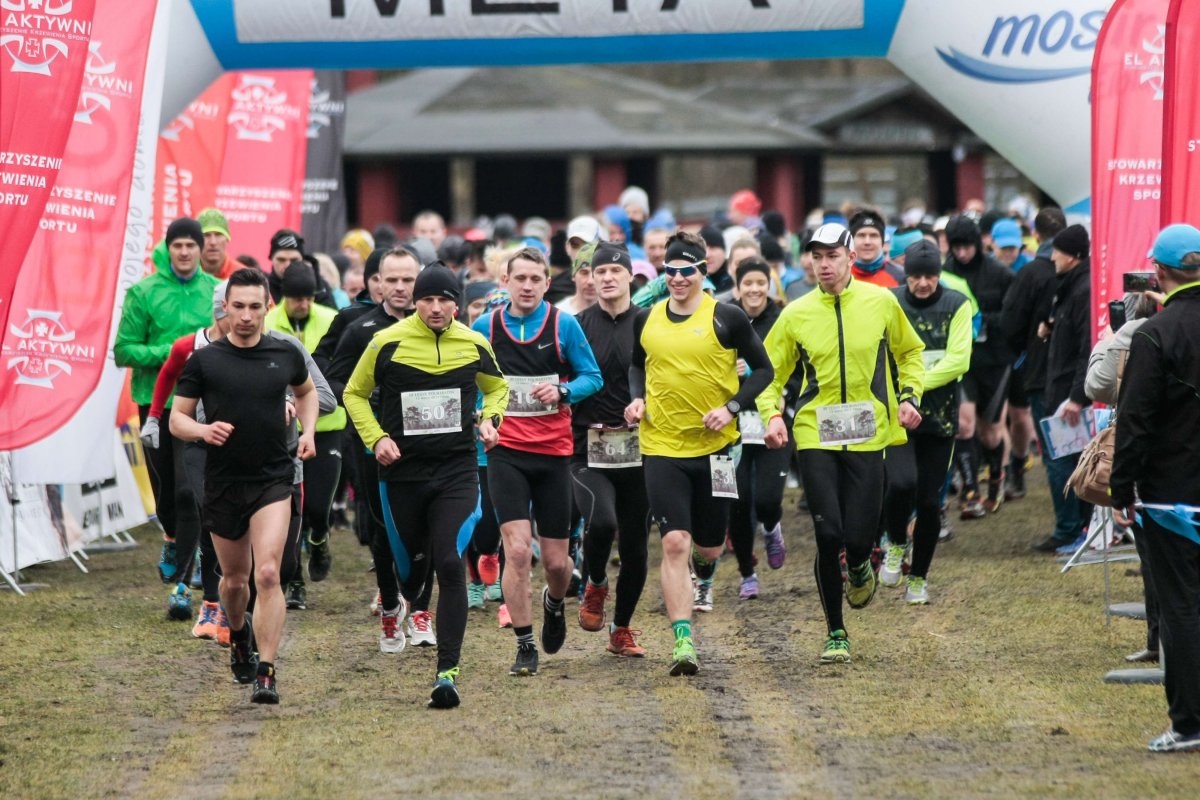 Półmaraton leśny na Dzień Kobiet. Na mecie na panie czekały kwiatki [zdjęcia]