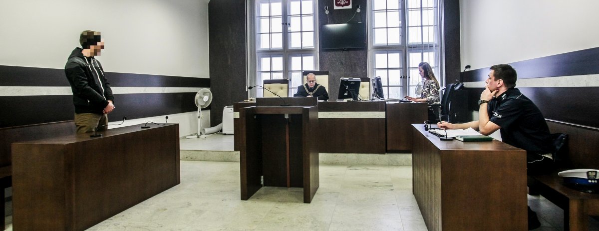 Jechał na sankach za tramwajem, sąd wymierzył karę. Droga cena popularności