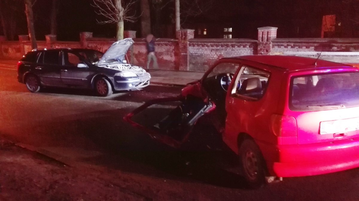 Wypadek na Komeńskiego. Jeden z kierowców w szpitalu