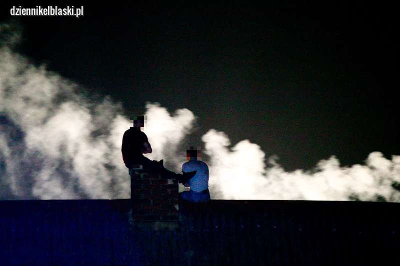 Akcja policji w Jegłowniku. Poszukiwani uciekli na dach budynku [zdjęcia]