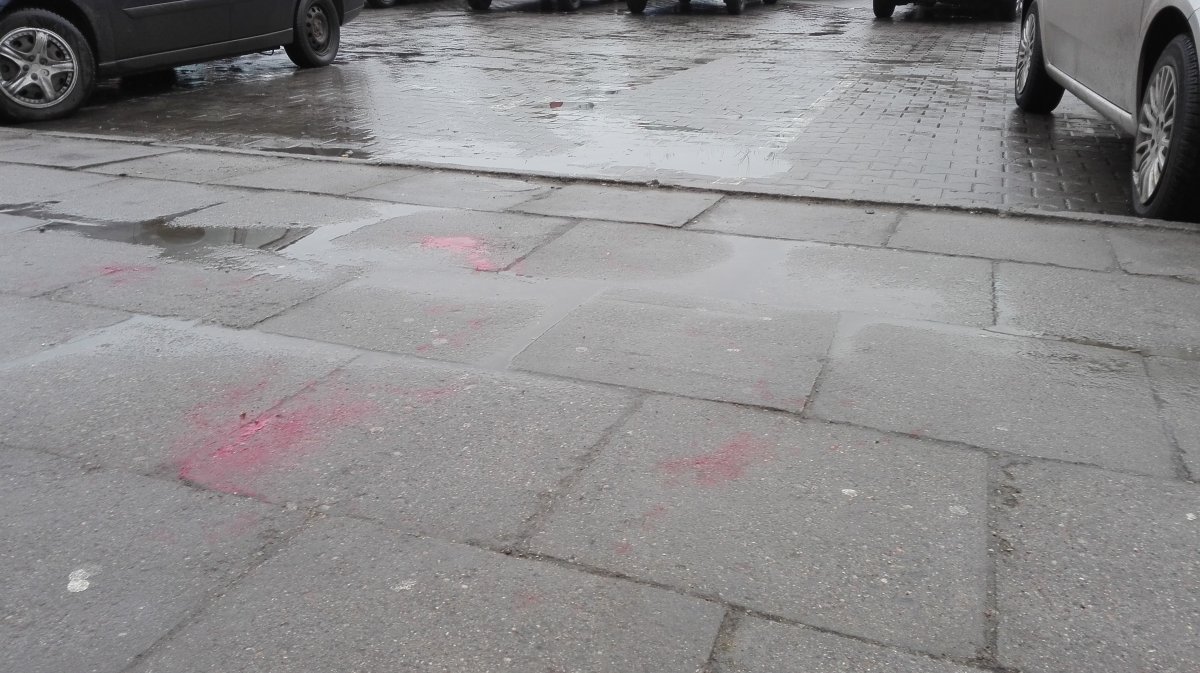 Uderzył pałką bezdomnego w głowę aż ten zalał się krwią. Awantura na parkingu