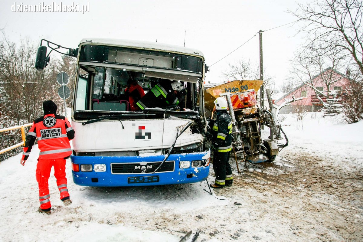 Autobus zderzył się z pługopiaskarką. Jedna osoba w szpitalu [zdjęcia]