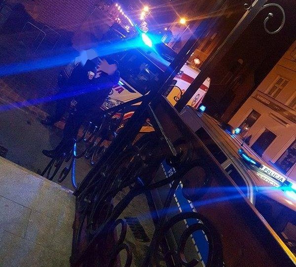 22-latek ugodzony nożem w lokalu na starówce