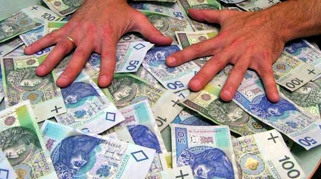 Chcieli rozmienić pieniądze. Kasjerka straciła kilka tysięcy złotych