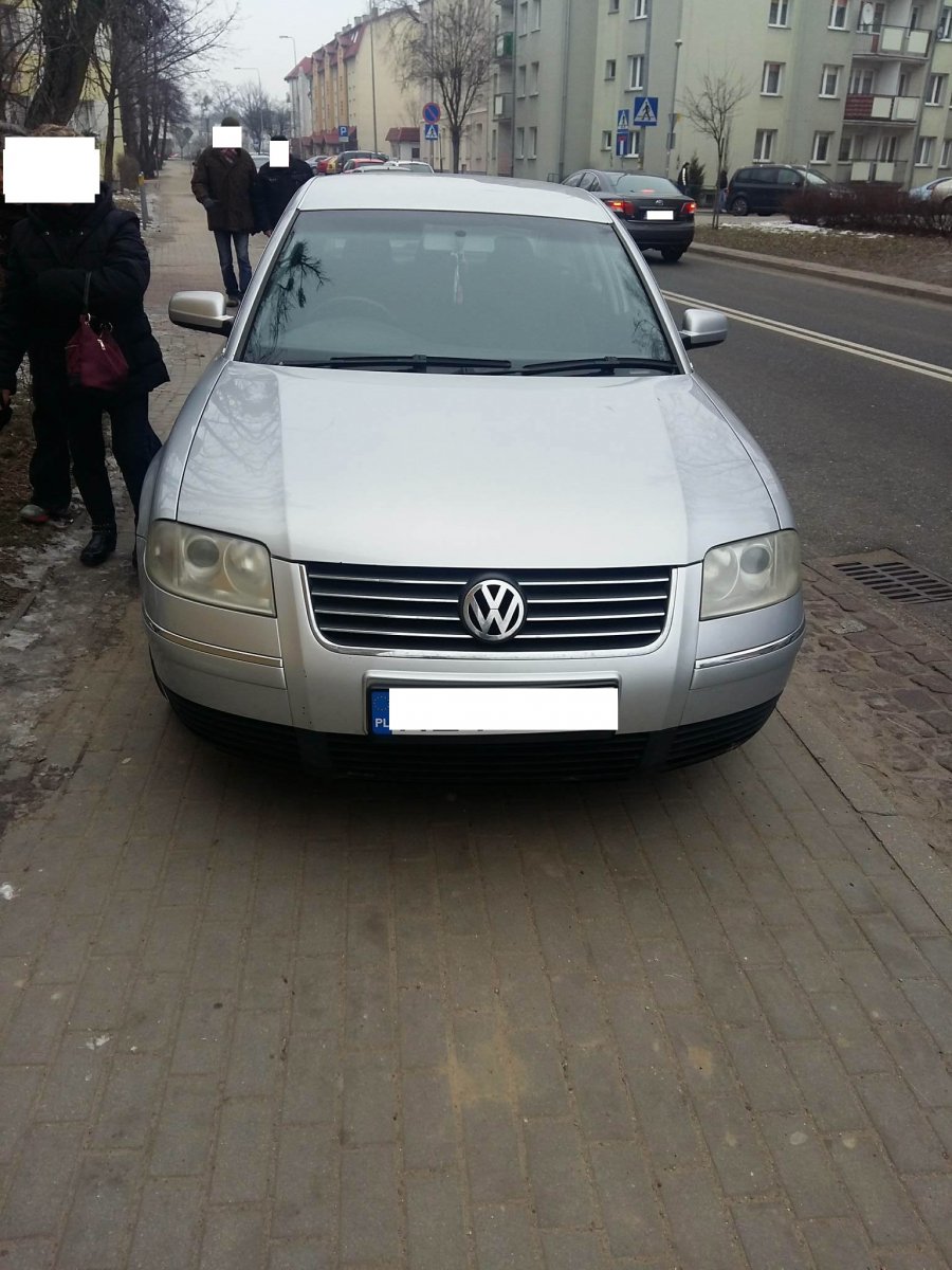Mistrz parkowania na Traugutta. Zastawił cały chodnik