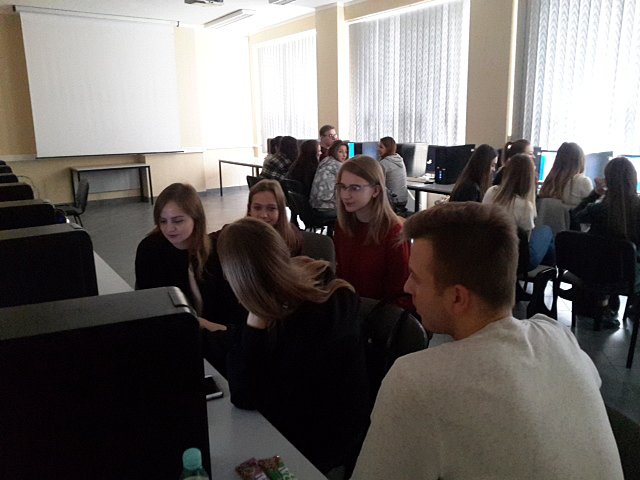 Gry decyzyjne - uczniowie ekonomika na zajęciach ze studentami PWSZ