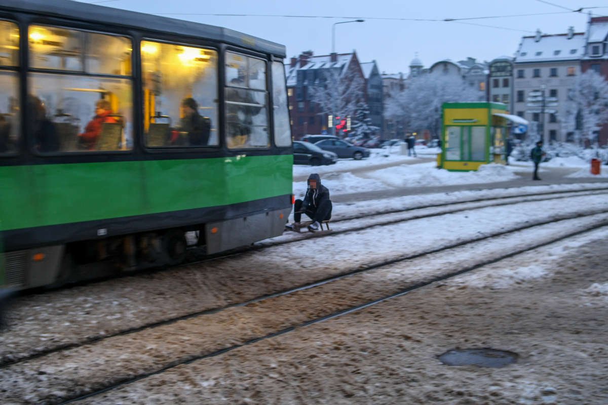 Jechał na sankach za tramwajem. 