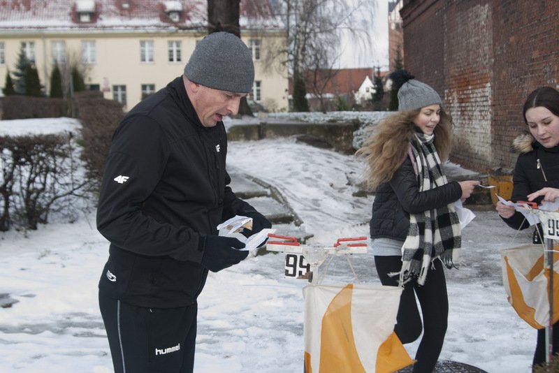 Śnieżne biegi na orientację na elbląskiej starówce