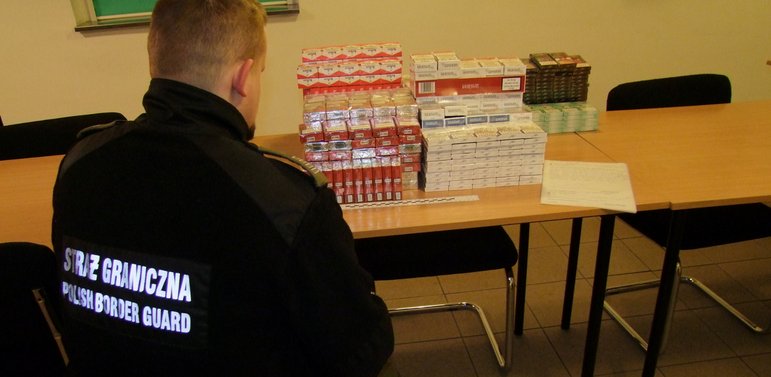 Pies do wykrywania tytoniu w akcji. Pogranicznicy znaleźli 12 tys. papierosów