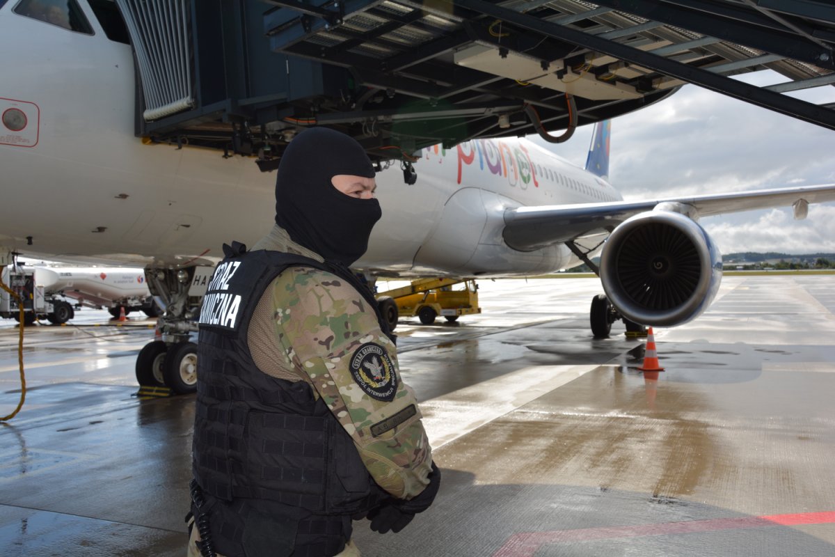 Awanturował się i zaatakował stewardessę. 32-latek z Warmii i Mazur obezwładniony na lotnisku w Gdańsku