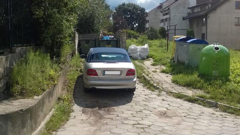 Tak zastawiają dojazdy do śmietników [zdjęcia]