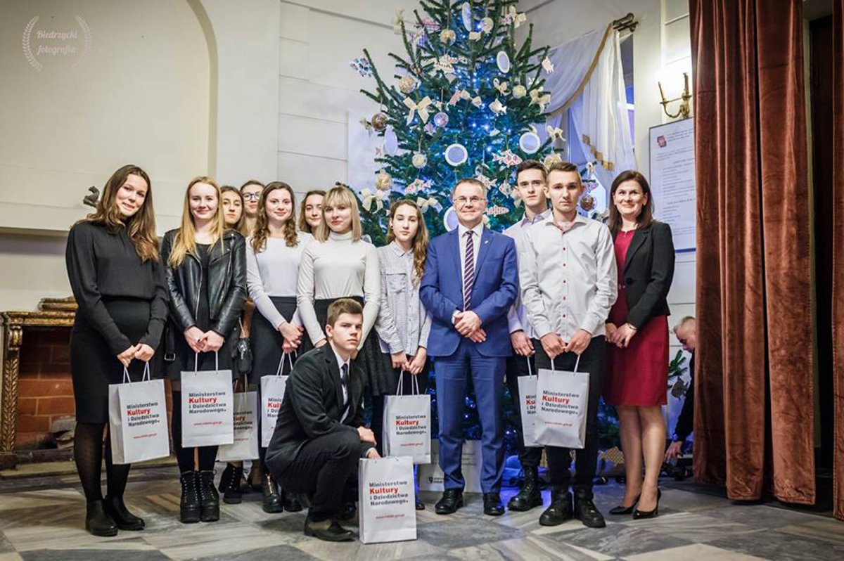 Uczniowie Liceum Plastycznego zaprojektowali choinkę ministrowi