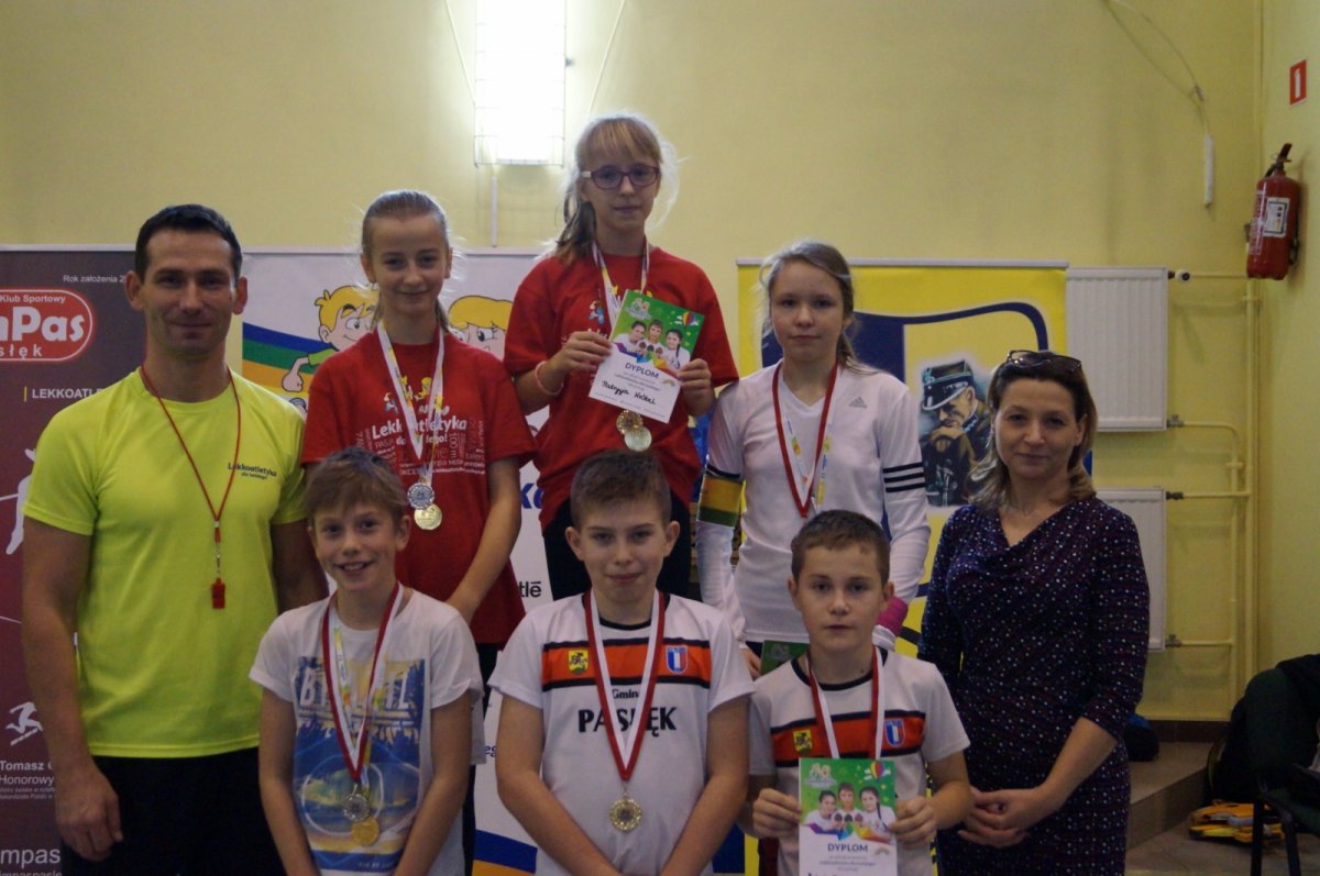 Lekkoatletyka dla każdego. Mikołajkowe zawody w hali [zdjęcia]