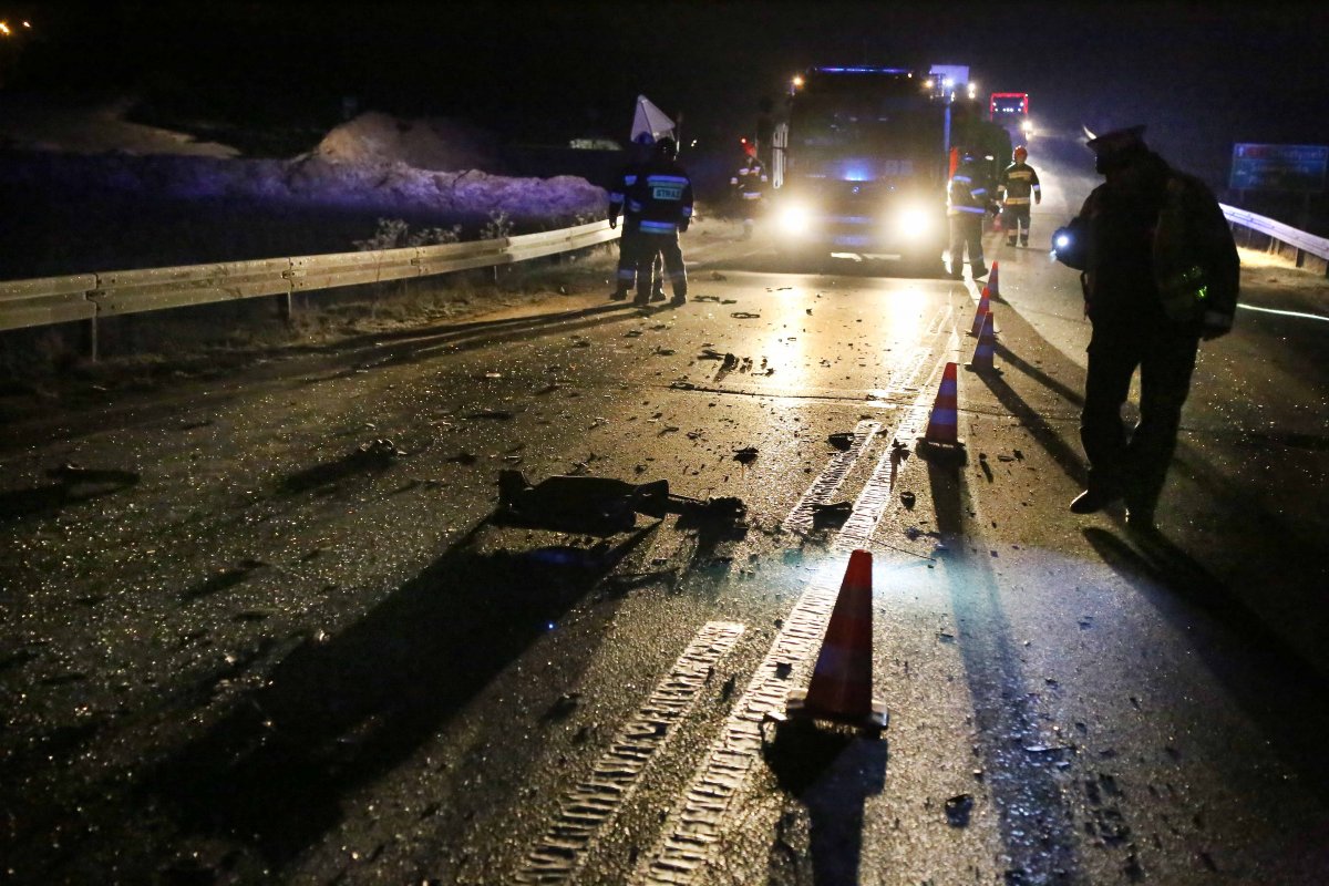 Wypadł z drogi i uderzył w drzewo. Kierowca w stanie ciężkim w szpitalu