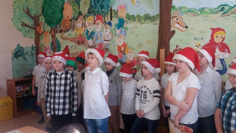 Mikołajkowa wizyta uczniów SP 14 w szpitalu