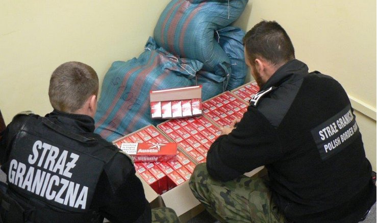 Tytoń, alkohol i papierosy z przemytu. 45-latkowi grożą trzy lata więzienia [zdjęcia]