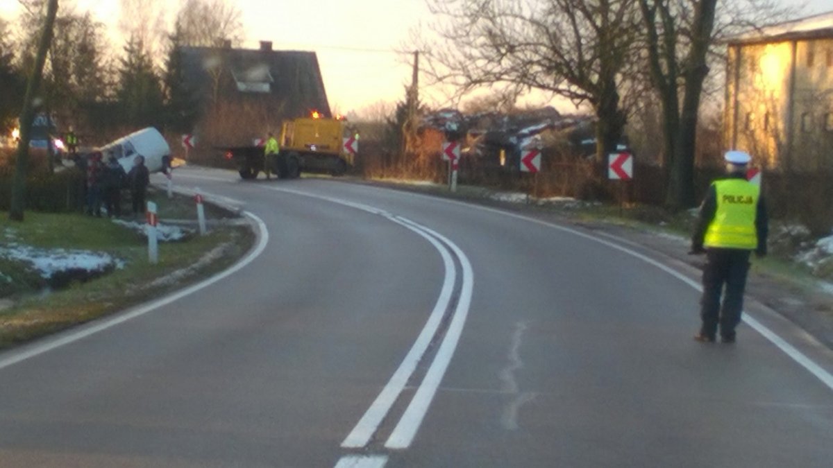 Wjechał do rowu... Uwaga, ślisko na drogach