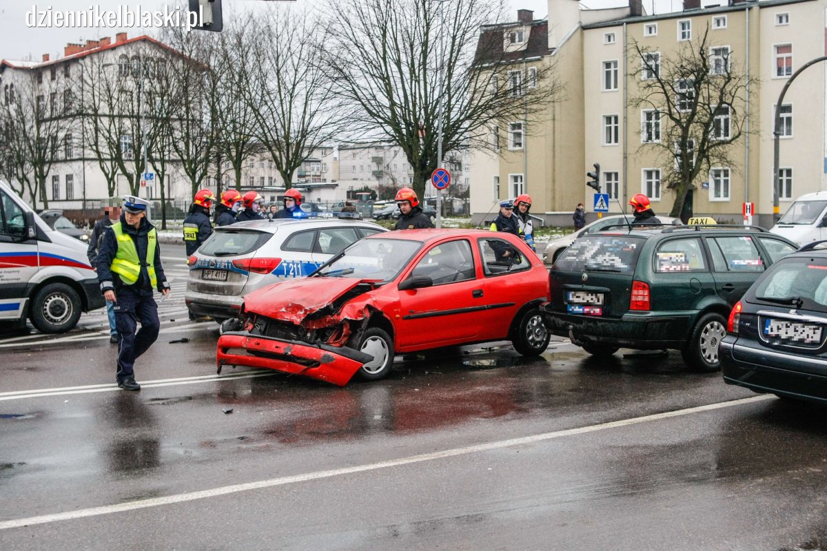 Zderzenie na skrzyżowaniu Rycerskiej i Tysiąclecia. Skręcała w lewo, wymusiła pierwszeństwo [zdjęcia]