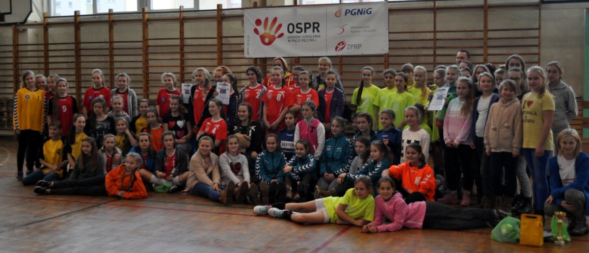 Sportowy Mikołaj zaprasza... Święto piłki ręcznej w szkole na Zawadzie [zdjęcia]