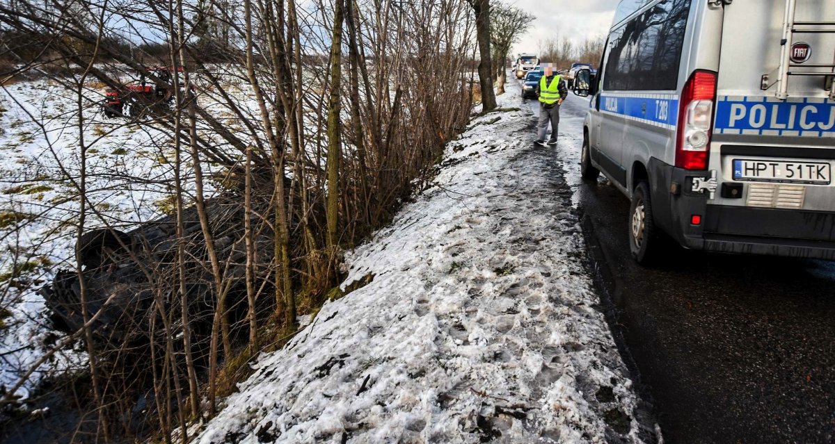 Wypadek w Dąbrowie, dachowanie na Mazurskiej... Trudny poniedziałek na drogach [zdjecia]