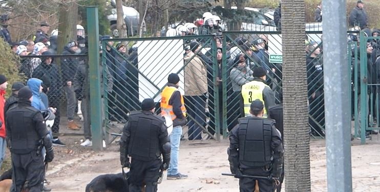 Kibice Polonii Bytom mocno spóźnieni w Elblągu. Kibicowali sprzed stadionu