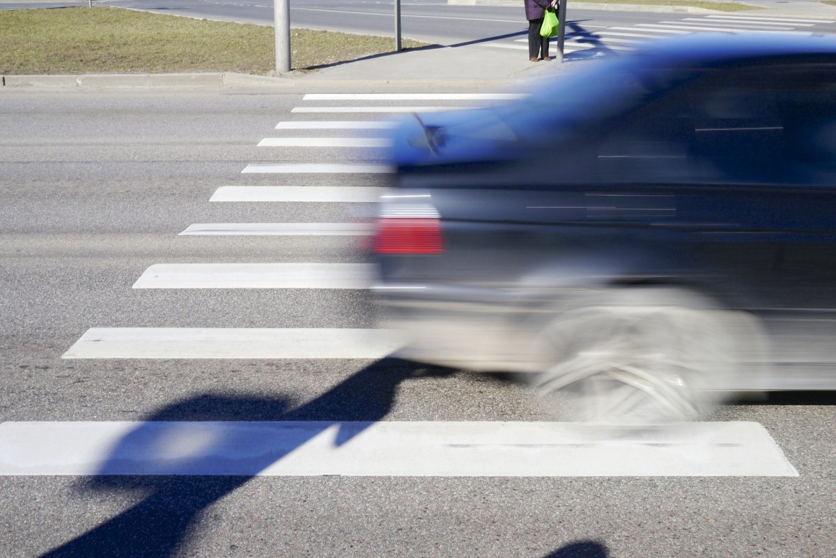 Na czerwonym świetle weszła na przejście. Trafiła do szpitala ze złamaną ręką i nogą
