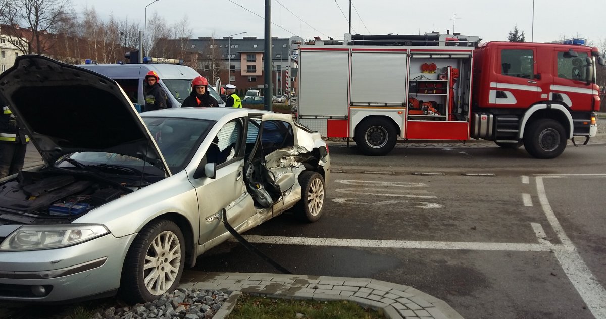Tramwaj zderzył się z samochodem. Kobieta ranna w wypadku na Browarnej [zdjęcia]