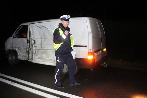 19-letni kierowca uderzył w dwa drzewa na Fromborskiej