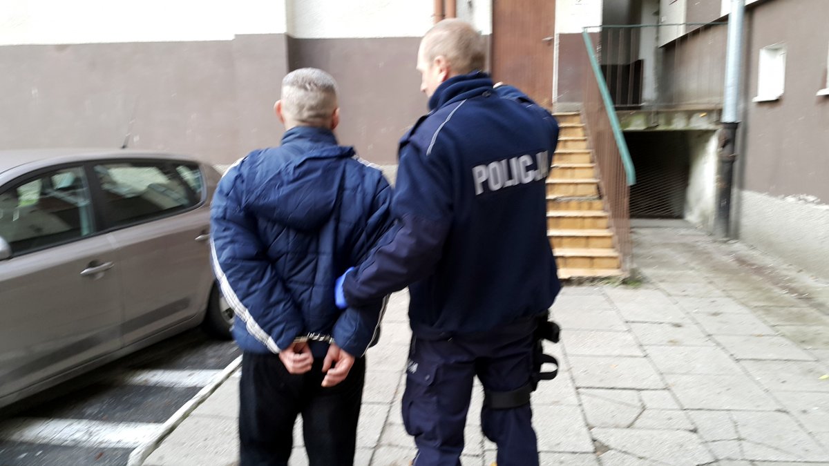Napad na Żabkę. Jeden stał na czatach, drugi ukradł... 200 złotych