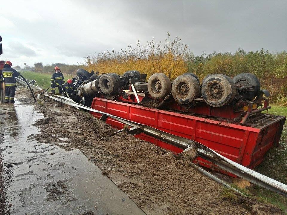 TIR wywrócił się na obwodnicy Elbląga. Tony zboża wylądowały w rowie