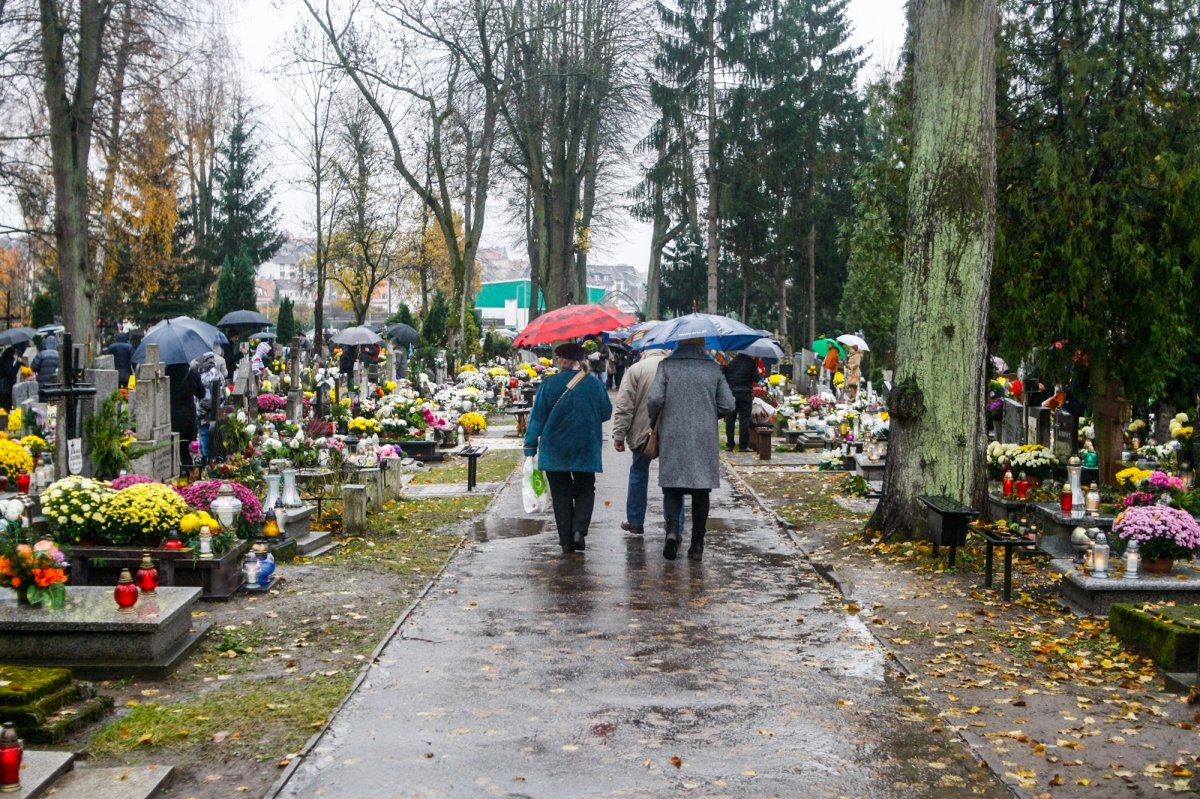 Wszystkich Świętych. Odwiedzamy groby, modlimy się za zmarłych [zdjęcia]